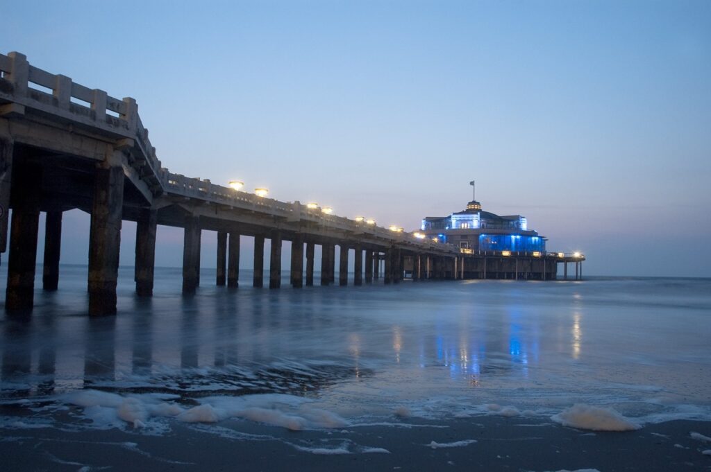 De Pier in Blankenberge bij valavond Groot